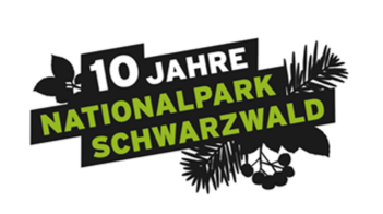 Das Bild zeigt das Logo anlässlich des zehn jährigen Jubiläums des Nationalpark Schwarzwald. Der Hintergrund des Logos ist schwarz gehalten. Im Vordergrund steht der Schriftzug: „10 Jahre Nationalpark Schwarzwald“. Dabei ist die Zahl zehn und das Wort Jahre in weißer Schrift gehalten. Die Wörter Nationalpark Schwarzwald stehen in grüner Schrift darunter. Hinter dem Logo, das wie sich stapelnde Hölzer aussieht, schauen Blüten, Beeren und ein Zweig in schwarzer Farbe hervor.