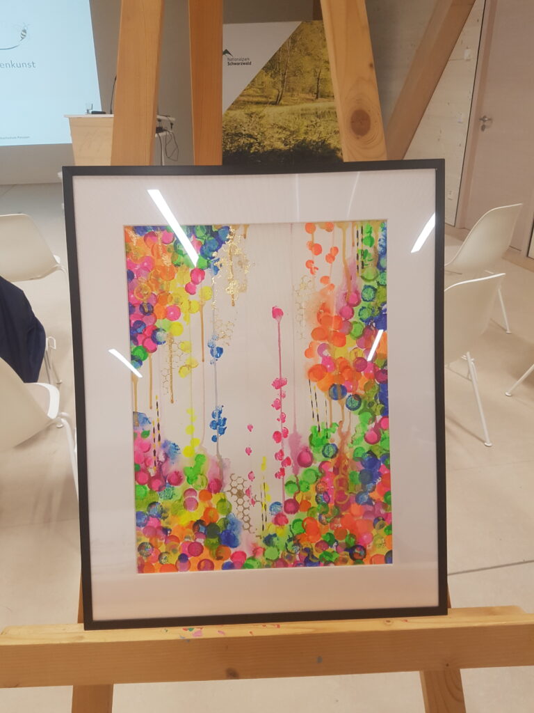 Foto eines bunten, abstrakten Bildes auf einer Staffelei.